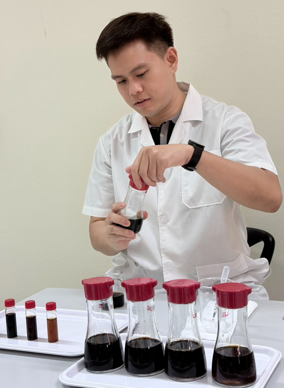 Peerapong Wongthahan with containers of soy sauce