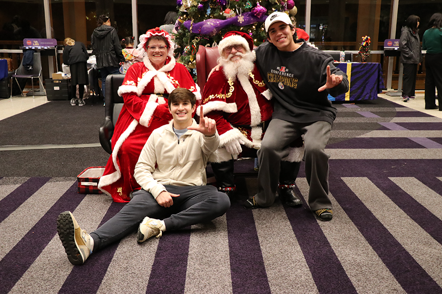 students with Santa and Mrs. Claus